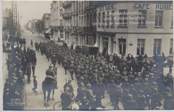 AK Foto Original Aufnahme vom feindlichen Kriegsschauplatz Der Einzug der deutschen Truppen in Ostende Straßenansicht mit Cafe Rubeng Belgien 1. WK Verlag Gustav Liersch 1915