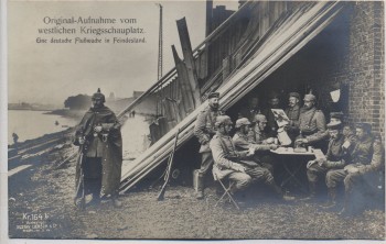 VERKAUFT !!!   AK Foto Original Aufnahme vom feindlichen Kriegsschauplatz Eine deutsche Flußwache in Feindesland Soldaten mit Pickelhaube 1. WK Verlag Gustav Liersch 1915