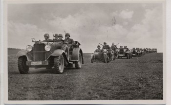 AK Foto Unser Heer Kübelwagen Kolonne Soldaten mit Gewehr und Stahlhelm 1936