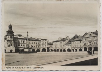 AK Foto Arnau a. d. Elbe Marktplatz mit Geschäften Hostinné Sudetengau Tschechien 1941