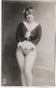 VERKAUFT !!!   AK Foto Frau stehend mit Mütze nackt nude Hände halb verschlossen YR Paris 1910