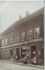 VERKAUFT !!!   AK Foto Kiel Hausansicht mit Menschen Colonial und Fettwaren Claus Ehlers 1910