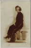 AK Foto Frau sitzend Hotelpage Fotograf E.H. Hies Wiesbaden 1930