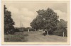 AK Foto Born a. Darß Schulplatz mit Schule Fischland 1954