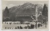 VERKAUFT !!!   AK Foto Garmisch-Partenkirchen Sportplatz und Hotel Riessersee viele Menschen Fahne Sportclub Rissersee Winter 1935