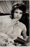AK Foto Senta Berger mit Dekoltee Film Frauenarzt Dr. Sibelius 1962