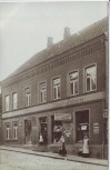 VERKAUFT !!!   AK Foto Kiel Hausansicht mit Menschen Colonial und Fettwaren Claus Ehlers 1910