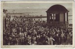 VERKAUFT !!!   AK Nordseebad Borkum Absingen des Borkumliedes viel Menschen 1926