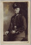VERKAUFT !!!   AK Foto Soldat in Uniform Schirmmütze Koppel Dolch sitzend Porträt Wehrmacht 1941