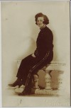 AK Foto Frau sitzend Hotelpage Fotograf E.H. Hies Wiesbaden 1930