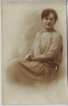 AK Foto Frau sitzend mit Kette Kleid Fotograf E.H. Hies Wiesbaden 1928