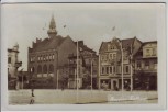 AK Foto Września Wreschen Blick auf Rathaus Markt mit Fahnen Bahnpost Großpolen Posen Polen 1942 RAR