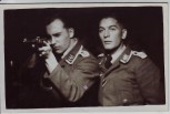 AK Foto Oberfeldwebel und Feldwebel mit Gewehr Wehrmacht 2.WK 1940