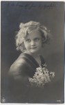 AK Foto Kind Mädchen mit Blumenstrauß 1913