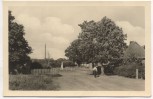 AK Foto Born a. Darß Schulplatz mit Schule Fischland 1954