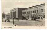 AK Foto Berlin Ostbahnhof mit Autos und Straßenbahn 1954