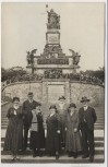VERKAUFT !!!   AK Foto Gruppenbild vor Niederwalddenkmal Niederwald Rüdesheim am Rhein 1930