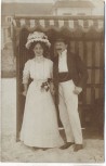 AK Foto Frau mit Hut und Mann am Strand Binz Ostsee 1908